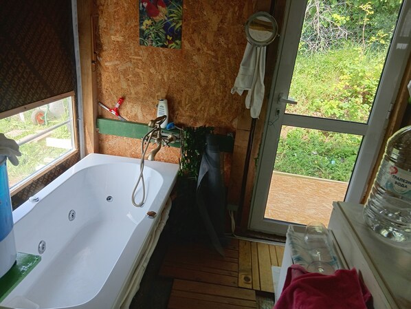 Shower, jetted tub, towels, toilet paper - BlackSea-side base for your European adventure. (Primorsko)