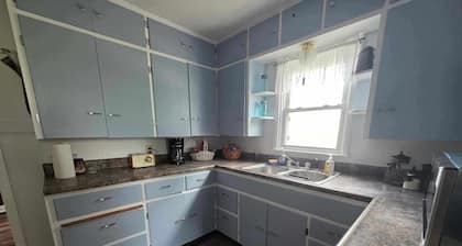 Quiet Country Cottage with access to 396 acres of Audubon native prairie land