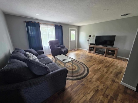 Smart TV. Quiet Country Cottage with access to 396 acres of Audubon native prairie land