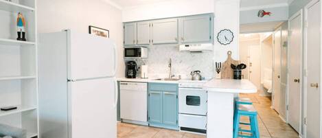 Microondas, horno, parrilla de estufa y lavavajillas