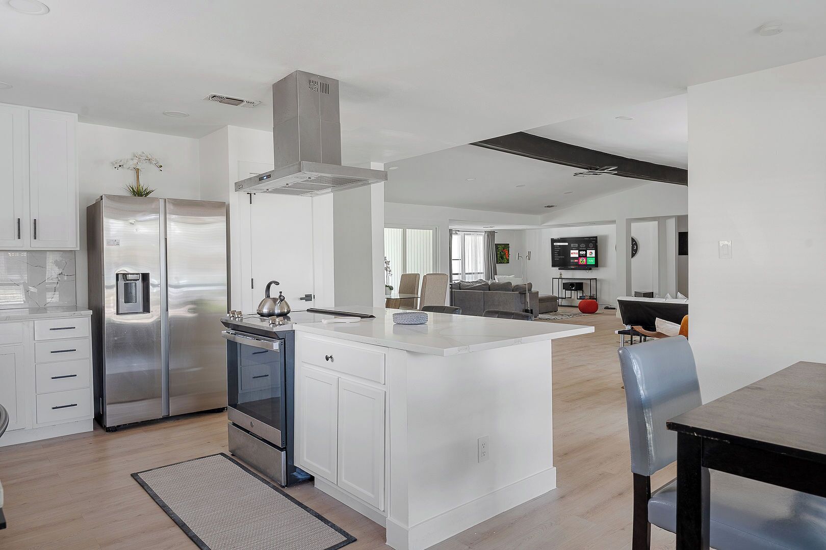 Frigorífico, microondas, horno y placa de cocina