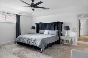 4 sovrum, skrivbord, strykjärn/strykbräda och resesäng