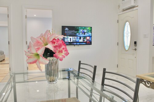 15 Minutes From Manhattan Private 2-Bedroom in Astoria Queens/LIC