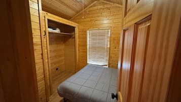 1 bedroom, desk, WiFi, bed sheets