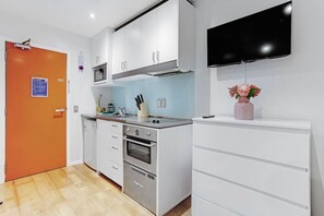 Microondas, horno, parrilla de estufa y lavavajillas