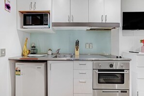 Microondas, horno, parrilla de estufa y lavavajillas