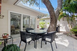 屋外ダイニングエリア