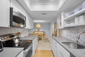 Fridge, microwave, oven, stovetop - Three Sandy Sisters: Old Florida Charm! (Siesta Key)