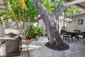 Outdoor dining - Three Sandy Sisters: Old Florida Charm! (Siesta Key)