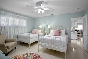 2 bedrooms, desk, iron/ironing board, free WiFi - Three Sandy Sisters: Old Florida Charm! (Siesta Key)