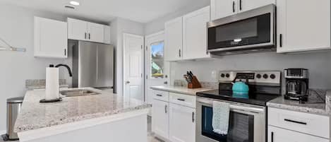 Microondas, horno, placa de cocina y lavavajillas