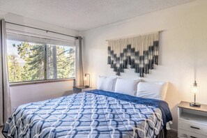 2 室のベッドルーム、デスク、アイロン / アイロン台、旅行用ベビーベッド