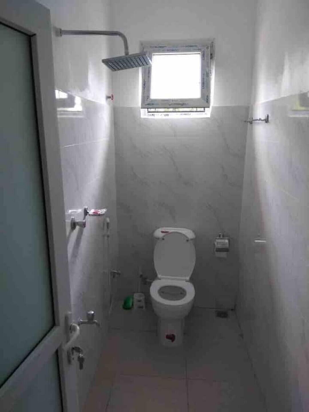 Shower, bidet, towels, toilet paper