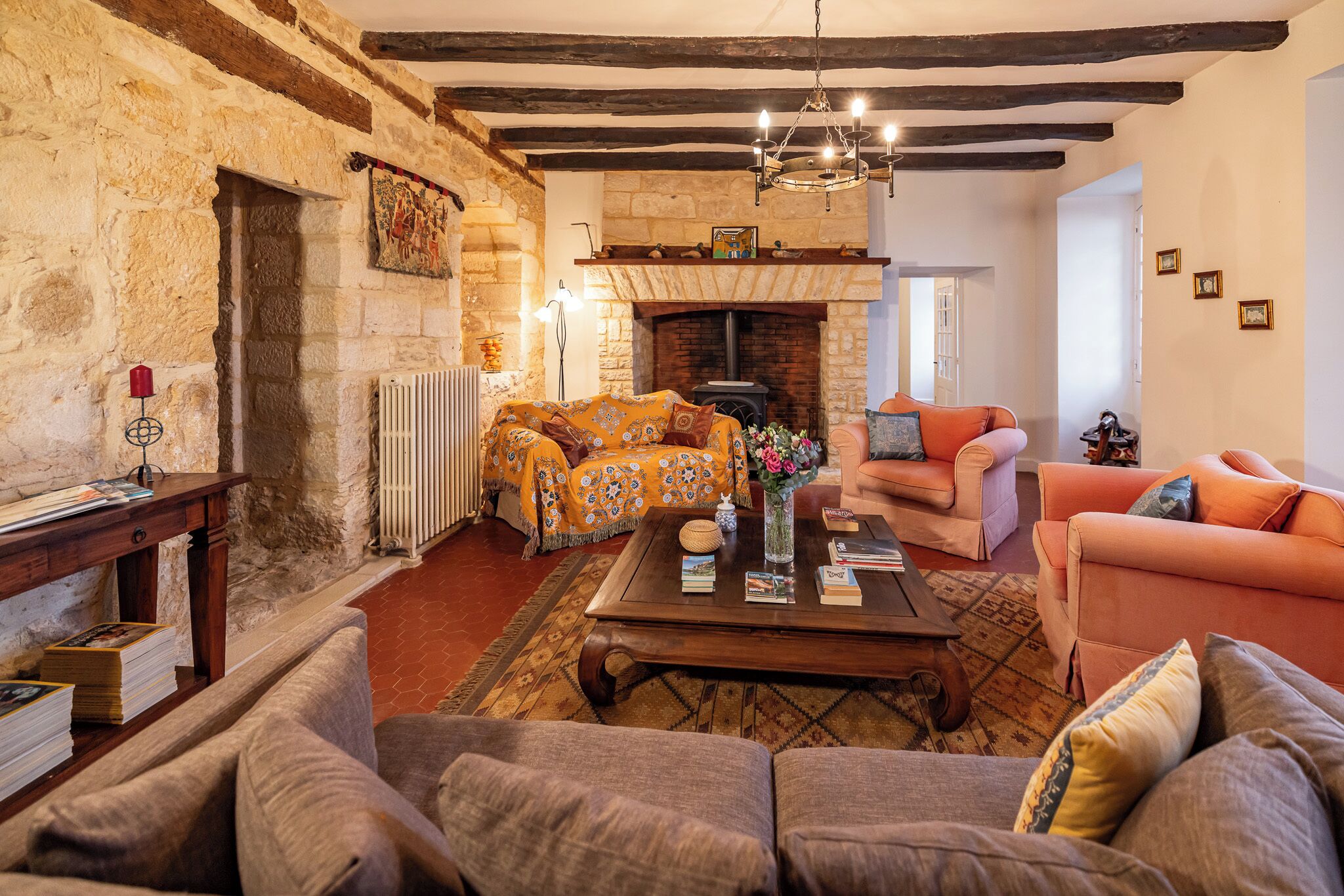 TV connectée, table de tennis de table, livres