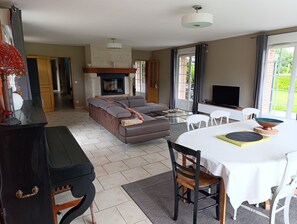 Dining - La Margance - cosy gite between Etretat and Honfleur with pool table and whirlpool bath (Saint-Aubin-Routot)