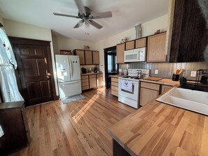 Fridge, microwave, oven, stovetop - New! Relaxing 3 BR Near the River! Boat Launch, Marsh, Golf, Game Room & More! (Horicon)