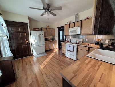 Relax in Classic Style! 3 BR 2 Bath Near the River, Marsh, w/ Game Room & More!