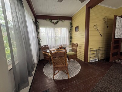  Relax in Classic Style! 3 BR 2 Bath Near the River, Marsh, w/ Game Room & More!