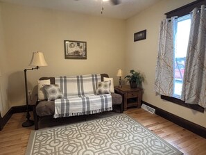 Smart-TV, Tischfußball, Tischtennisplatte, Bücher