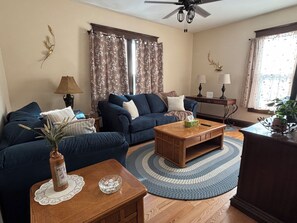 Älytelevisio, pöytäjalkapallopöytä, pöytätennispöytä, kirjoja