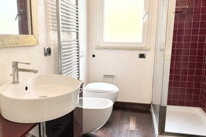 Shower, bidet, towels - RN002 – Rimini, Comfortable Two-Bedroom Apartment Near the Sea with Terrace (Rimini)