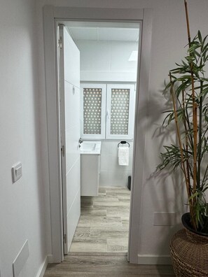 Shower, hair dryer, towels, soap - LINERLIFE APARTMENT (Málaga)