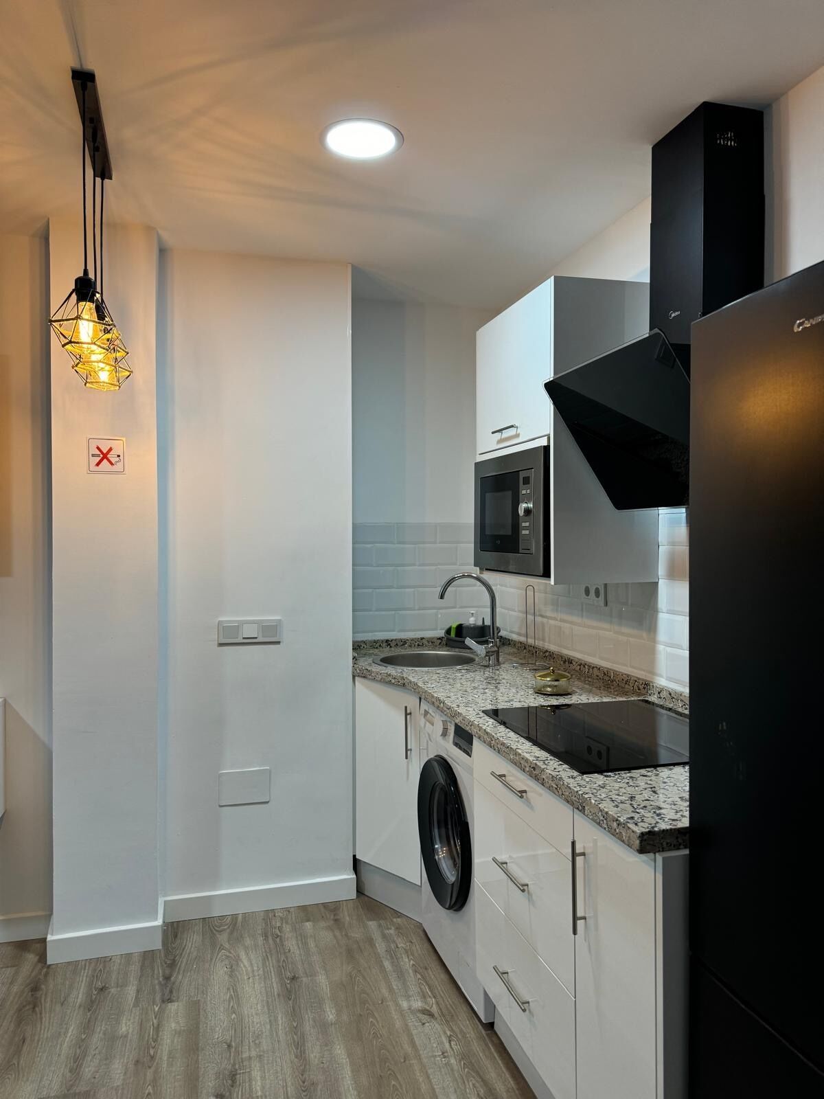 Een magnetron, een kookplaat