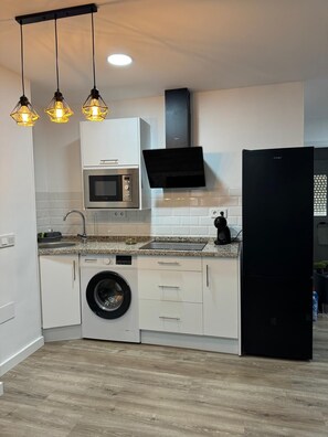 Microwave, stovetop - LINERLIFE APARTMENT (Málaga)