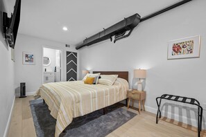 3 soverom, skrivebord, strykejern/-brett og reiseseng for barn