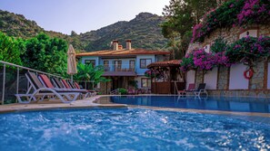 Una piscina al aire libre