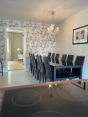 Huis, 6 slaapkamers, roken, open haard | Dineren