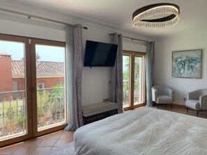 4 bedrooms, iron/ironing board, WiFi, bed sheets