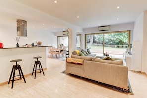 Living area - BERGONIA SPACIOUS 3-BEDROOM GARDEN APARTMENT WITH TERRACE (Cannes)