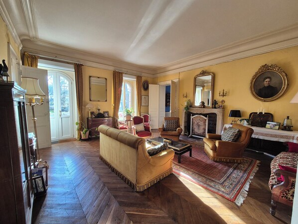 Coin salon dans le hall