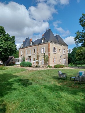 Garden view - Le Manoir d'Estiveaux  (Le Châtelet)