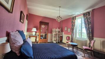 Tweepersoonskamer, uitzicht op tuin | Een bureau, gratis wifi