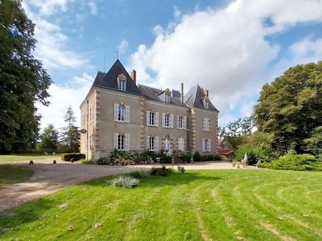 Front of property. Le Manoir d'Estiveaux