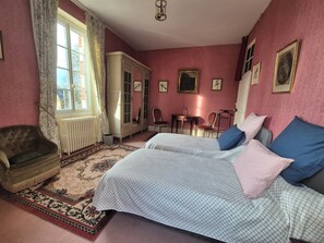 Desk, free WiFi - Le Manoir d'Estiveaux  (Le Châtelet)