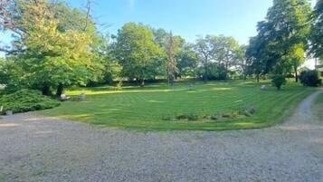 Tweepersoonskamer, uitzicht op tuin | Terrein van de accommodatie