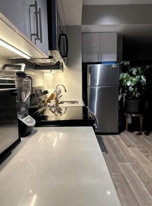 Private kitchen - Cozy 1-bedroom apartment with AC, WiFi in charming Hackensack (Hackensack)