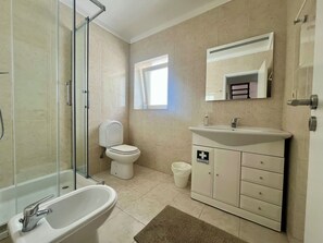 Doccia, asciugacapelli, bidet, asciugamani