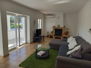 Smart TV, chimenea, tenis de mesa y libros