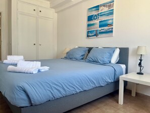 4 dormitoris, planxa i posts de planxar i un bressol de viatge 