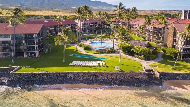 Un resort con diversi edifici, una piscina e una spiaggia.
