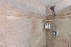 Shower, hair dryer, towels, soap - Kamaole Sands 8-204 (Wailea-Makena)