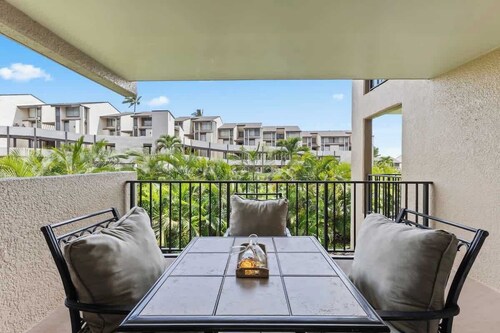 Kihei resort condo, AC, across street from beach