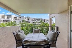 Outdoor dining - Kamaole Sands 8-204 (Wailea-Makena)