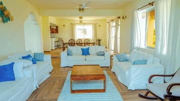 Biệt thự, 5 phòng ngủ, phù hợp cho người khuyết tật, hút thuốc | Phòng khách | Sách