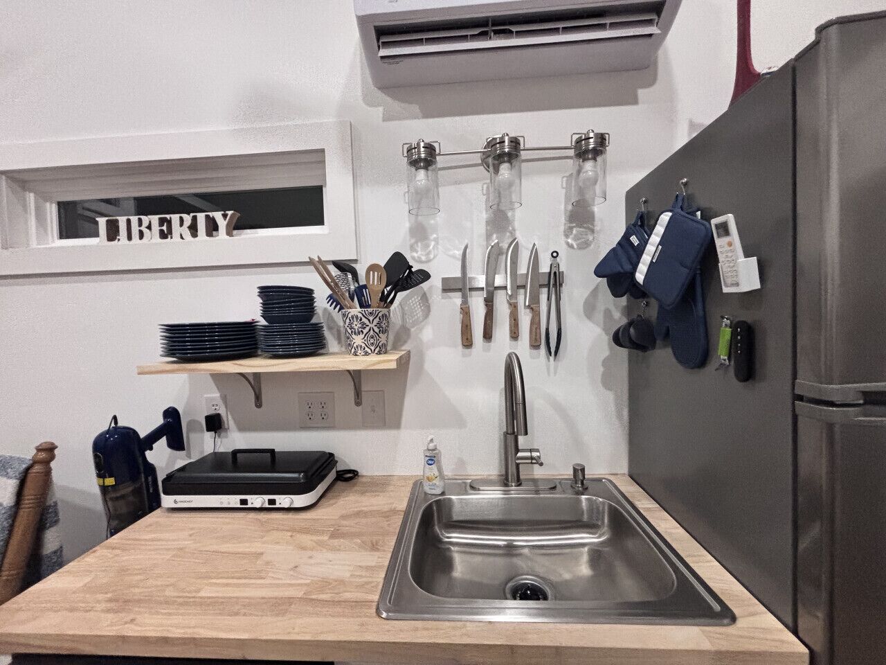 Jääkaappi, mikroaaltouuni, uuni, liesi