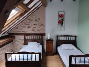 3 Schlafzimmer, Schreibtisch, Bügeleisen/Bügelbrett, Reisekinderbett